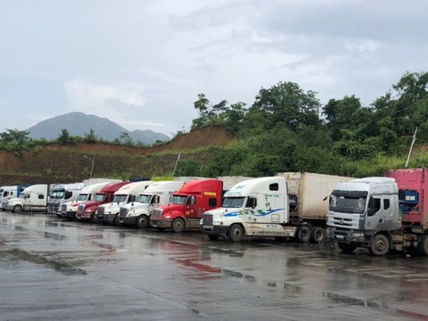 Trung Quốc cấp mẫu C/O mới, hàng trăm xe hàng ùn ứ ở cửa khẩu - Ảnh 1. Trung Quốc cấp mẫu C/O mới, hàng trăm xe hàng ùn ứ ở cửa khẩu - Ảnh 1.