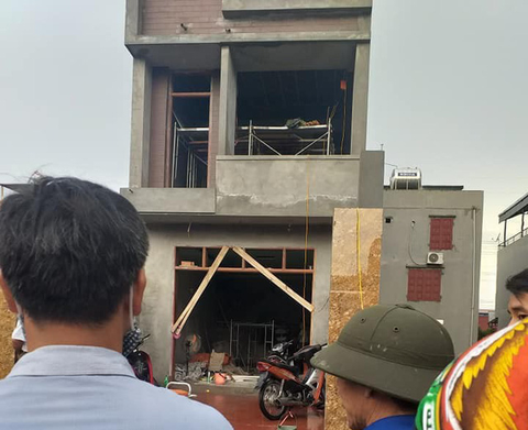 Hai thợ xây bị điện giật chết khi đang làm trần thạch cao - Ảnh 1. Hai thợ xây bị điện giật chết khi đang làm trần thạch cao - Ảnh 1.