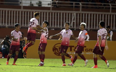 Thắng 2-0 từ sút xa, CLB Sài Gòn đẩy Thanh Hóa xuống vị trí nguy hiểm - Ảnh 2. Thắng 2-0 từ sút xa, CLB Sài Gòn đẩy Thanh Hóa xuống vị trí nguy hiểm - Ảnh 2.