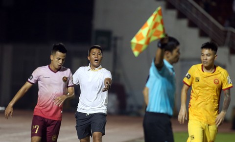 Thắng 2-0 từ sút xa, CLB Sài Gòn đẩy Thanh Hóa xuống vị trí nguy hiểm - Ảnh 4. Thắng 2-0 từ sút xa, CLB Sài Gòn đẩy Thanh Hóa xuống vị trí nguy hiểm - Ảnh 4.