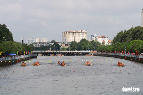 Trống thúc, thuyền dong vun vút trên kênh Nhiêu Lộc - Thị Nghè - Ảnh 2. Trống thúc, thuyền dong vun vút trên kênh Nhiêu Lộc - Thị Nghè - Ảnh 2.