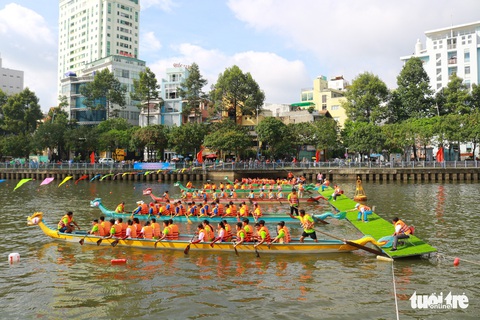 Trống thúc, thuyền dong vun vút trên kênh Nhiêu Lộc - Thị Nghè - Ảnh 3. Trống thúc, thuyền dong vun vút trên kênh Nhiêu Lộc - Thị Nghè - Ảnh 3.