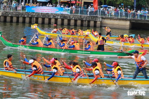 Trống thúc, thuyền dong vun vút trên kênh Nhiêu Lộc - Thị Nghè - Ảnh 5. Trống thúc, thuyền dong vun vút trên kênh Nhiêu Lộc - Thị Nghè - Ảnh 5.
