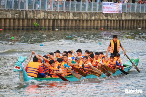 Trống thúc, thuyền dong vun vút trên kênh Nhiêu Lộc - Thị Nghè - Ảnh 7. Trống thúc, thuyền dong vun vút trên kênh Nhiêu Lộc - Thị Nghè - Ảnh 7.