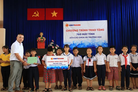 Vietbank tặng 760 máy tính cho các chùa và trường học - Ảnh 1. Vietbank tặng 760 máy tính cho các chùa và trường học - Ảnh 1.