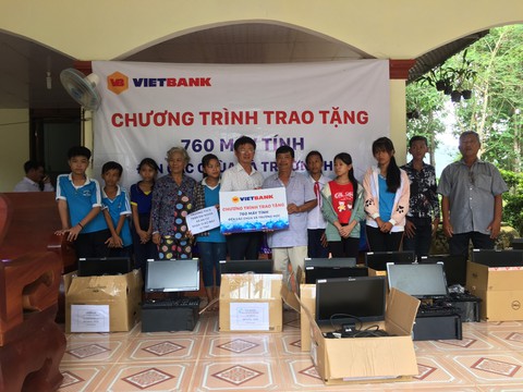 Vietbank tặng 760 máy tính cho các chùa và trường học - Ảnh 2. Vietbank tặng 760 máy tính cho các chùa và trường học - Ảnh 2.
