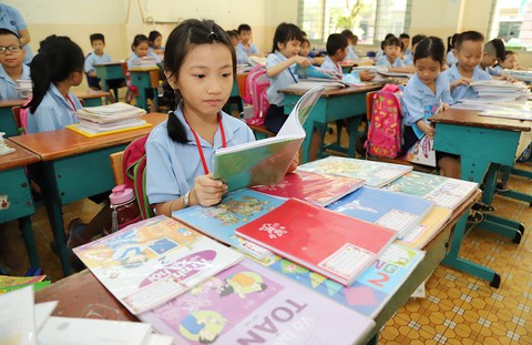 Đầu năm mệt mỏi chạy theo sách giáo khoa, bao bì đồng phục - Ảnh 1. Đầu năm mệt mỏi chạy theo sách giáo khoa, bao bì đồng phục - Ảnh 1.