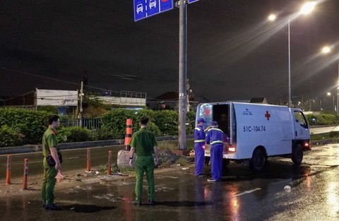 Chạy xe máy tông dải phân cách ở quận 12, thanh niên tử vong tại chỗ - Ảnh 2. Chạy xe máy tông dải phân cách ở quận 12, thanh niên tử vong tại chỗ - Ảnh 2.