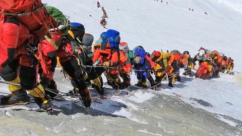 Dân leo núi Everest bị cấm mang theo đồ nhựa - Ảnh 3. Dân leo núi Everest bị cấm mang theo đồ nhựa - Ảnh 3.