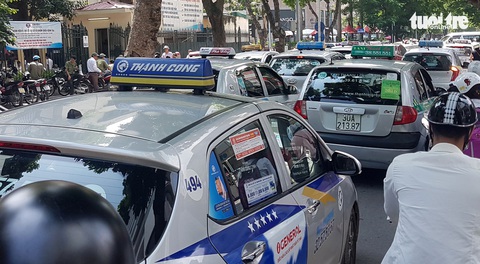 Taxi ở Hà Nội phải mở tài khoản điện tử để trả phí và... nộp phạt - Ảnh 1. Taxi ở Hà Nội phải mở tài khoản điện tử để trả phí và... nộp phạt - Ảnh 1.