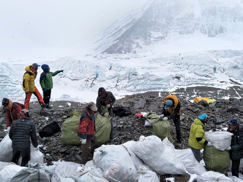 Dân leo núi Everest bị cấm mang theo đồ nhựa - Ảnh 2. Dân leo núi Everest bị cấm mang theo đồ nhựa - Ảnh 2.