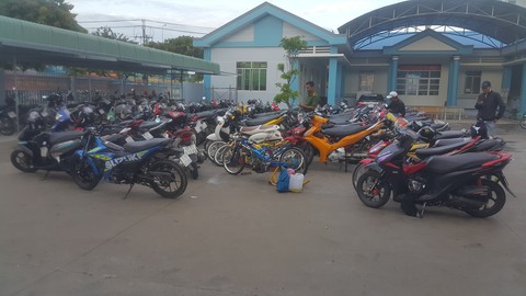 Bị vây bắt giữa khuya, hàng trăm quái xế vứt xe xuống sông - Ảnh 2. Bị vây bắt giữa khuya, hàng trăm quái xế vứt xe xuống sông - Ảnh 2.