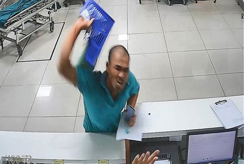 Bắt giữ người đầy mùi rượu đánh điều dưỡng viên ngã xuống sàn bệnh viện - Ảnh 1. Bắt giữ người đầy mùi rượu đánh điều dưỡng viên ngã xuống sàn bệnh viện - Ảnh 1.