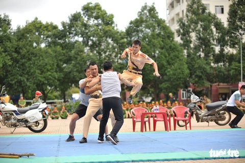 Mãn nhãn với hình ảnh đặc nhiệm giải cứu con tin - Ảnh 21. Mãn nhãn với hình ảnh đặc nhiệm giải cứu con tin - Ảnh 21.