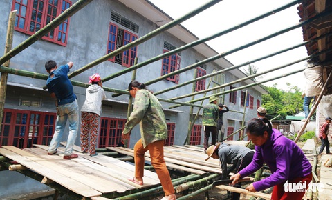 Cảm động phụ huynh mang tre, nứa dựng ký túc xá cho con - Ảnh 7. Cảm động phụ huynh mang tre, nứa dựng ký túc xá cho con - Ảnh 7.