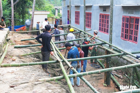 Cảm động phụ huynh mang tre, nứa dựng ký túc xá cho con - Ảnh 6. Cảm động phụ huynh mang tre, nứa dựng ký túc xá cho con - Ảnh 6.