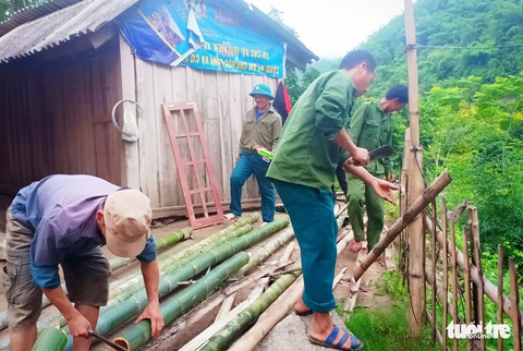 Cảm động phụ huynh mang tre, nứa dựng ký túc xá cho con - Ảnh 5. Cảm động phụ huynh mang tre, nứa dựng ký túc xá cho con - Ảnh 5.
