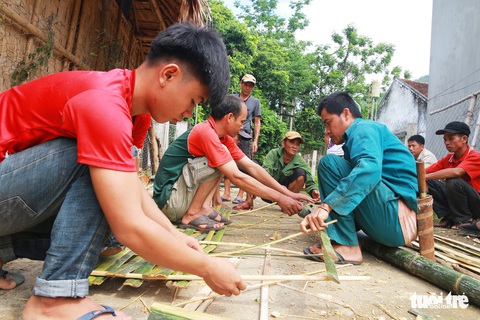 Cảm động phụ huynh mang tre, nứa dựng ký túc xá cho con - Ảnh 1. Cảm động phụ huynh mang tre, nứa dựng ký túc xá cho con - Ảnh 1.