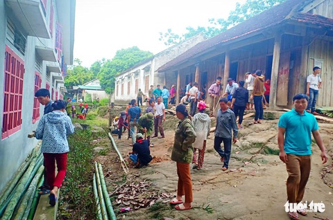 Cảm động phụ huynh mang tre, nứa dựng ký túc xá cho con - Ảnh 2. Cảm động phụ huynh mang tre, nứa dựng ký túc xá cho con - Ảnh 2.