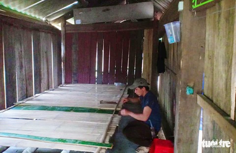 Cảm động phụ huynh mang tre, nứa dựng ký túc xá cho con - Ảnh 8. Cảm động phụ huynh mang tre, nứa dựng ký túc xá cho con - Ảnh 8.