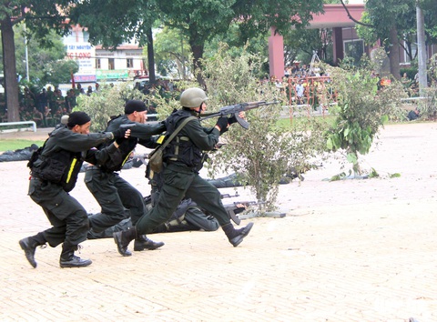 Mãn nhãn với hình ảnh đặc nhiệm giải cứu con tin - Ảnh 6. Mãn nhãn với hình ảnh đặc nhiệm giải cứu con tin - Ảnh 6.