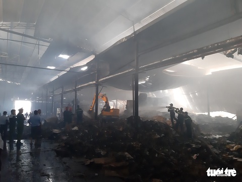 Cháy lớn tại nhà máy giấy, thiệt hại trên 1 tỉ đồng - Ảnh 2. Cháy lớn tại nhà máy giấy, thiệt hại trên 1 tỉ đồng - Ảnh 2.