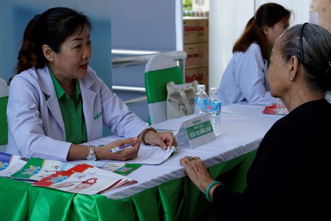 Chuyên gia dinh dưỡng NutiFood tư vấn dinh dưỡng cho các cụ cao niên - Ảnh 2. Chuyên gia dinh dưỡng NutiFood tư vấn dinh dưỡng cho các cụ cao niên - Ảnh 2.
