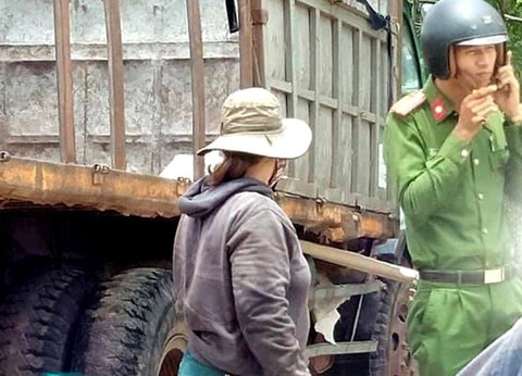 Nghi hai phụ nữ bắt cóc trẻ con, vây bắt rồi tung tin rần rần trên mạng - Ảnh 1. Nghi hai phụ nữ bắt cóc trẻ con, vây bắt rồi tung tin rần rần trên mạng - Ảnh 1.