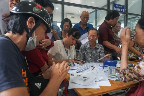 Người dân Hà Nội náo nức đi đăng ký thẻ xe buýt miễn phí - Ảnh 4. Người dân Hà Nội náo nức đi đăng ký thẻ xe buýt miễn phí - Ảnh 4.