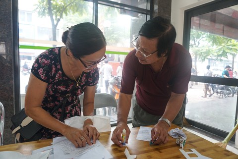 Người dân Hà Nội náo nức đi đăng ký thẻ xe buýt miễn phí - Ảnh 5. Người dân Hà Nội náo nức đi đăng ký thẻ xe buýt miễn phí - Ảnh 5.