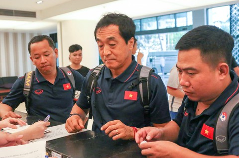 Tuyển Việt Nam hội quân: Nhiều cầu thủ trục trặc vì máy bay chậm chuyến - Ảnh 4. Tuyển Việt Nam hội quân: Nhiều cầu thủ trục trặc vì máy bay chậm chuyến - Ảnh 4.