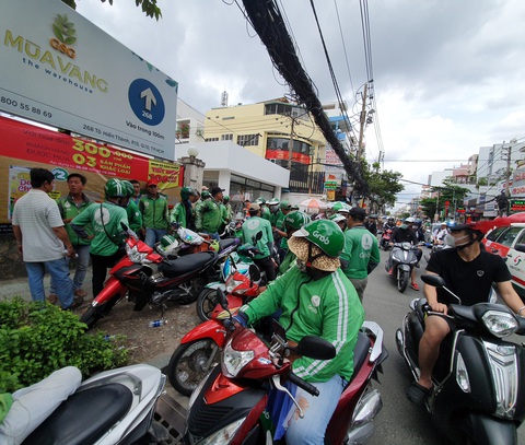 Grab tạm dừng thu thuế 60.000 đồng/ngày của tài xế - Ảnh 3. Grab tạm dừng thu thuế 60.000 đồng/ngày của tài xế - Ảnh 3.