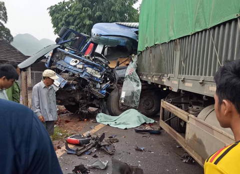 Xe tải tông xe đầu kéo, tài xế văng ra ngoài tử vong - Ảnh 1. Xe tải tông xe đầu kéo, tài xế văng ra ngoài tử vong - Ảnh 1.
