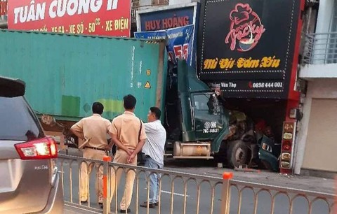 Xe container lao vào nhà dân lúc rạng sáng, nhiều người tháo chạy thoát thân - Ảnh 1. Xe container lao vào nhà dân lúc rạng sáng, nhiều người tháo chạy thoát thân - Ảnh 1.
