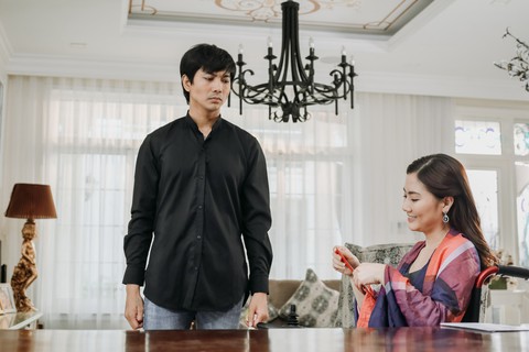 Bán chồng nóng với chuyện tình cưới trước yêu sau - Ảnh 3. Bán chồng nóng với chuyện tình cưới trước yêu sau - Ảnh 3.