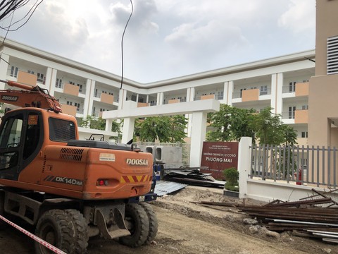 Dựng barie chắn lối đi vào cổng trường học trước tựu trường - Ảnh 1. Dựng barie chắn lối đi vào cổng trường học trước tựu trường - Ảnh 1.