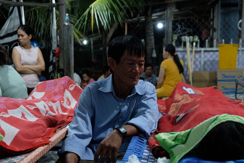 Đau xé lòng cảnh người chài lưới chết lặng bên quan tài của vợ, con và cháu - Ảnh 1. Đau xé lòng cảnh người chài lưới chết lặng bên quan tài của vợ, con và cháu - Ảnh 1.