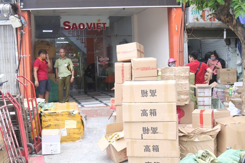 Bánh trung thu không rõ nguồn gốc theo xe khách đổ bộ Hà Nội - Ảnh 3. Bánh trung thu không rõ nguồn gốc theo xe khách đổ bộ Hà Nội - Ảnh 3.