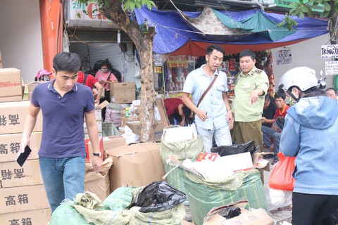 Bánh trung thu không rõ nguồn gốc theo xe khách đổ bộ Hà Nội - Ảnh 1. Bánh trung thu không rõ nguồn gốc theo xe khách đổ bộ Hà Nội - Ảnh 1.