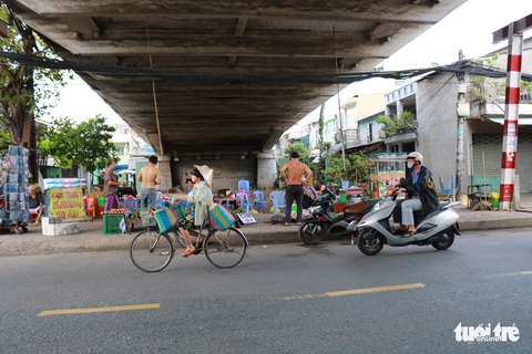 Đã dẹp chợ tự phát, bãi rác tại các chân cầu ở quận 7 - Ảnh 4. Đã dẹp chợ tự phát, bãi rác tại các chân cầu ở quận 7 - Ảnh 4.