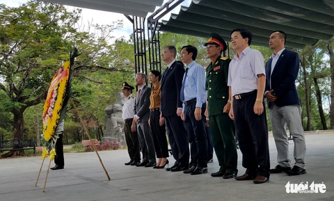 Lần đầu tiên, đại sứ Mỹ viếng nghĩa trang liệt sĩ quốc gia Trường Sơn - Ảnh 3. Lần đầu tiên, đại sứ Mỹ viếng nghĩa trang liệt sĩ quốc gia Trường Sơn - Ảnh 3.