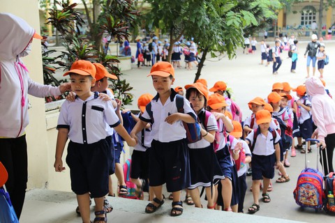 Khai giảng, sao cứ chỉ lo phông màn, loa đài? - Ảnh 1. Khai giảng, sao cứ chỉ lo phông màn, loa đài? - Ảnh 1.