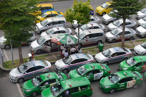 Xe hợp đồng điện tử kiểu Grab và taxi phải niêm yết thông tin gì? - Ảnh 1. Xe hợp đồng điện tử kiểu Grab và taxi phải niêm yết thông tin gì? - Ảnh 1.