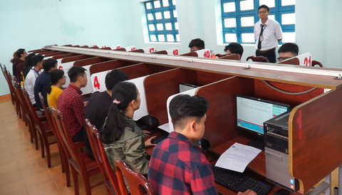 7 người bị cấm thi lái xe 3 năm vì xem tài liệu qua điện thoại lúc thi - Ảnh 1. 7 người bị cấm thi lái xe 3 năm vì xem tài liệu qua điện thoại lúc thi - Ảnh 1.