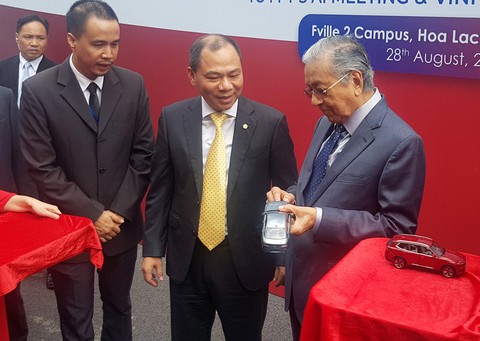 Thủ tướng Malaysia thấy tiếc khi chỉ lái xe Vinfast được đến 100km/h - Ảnh 1. Thủ tướng Malaysia thấy tiếc khi chỉ lái xe Vinfast được đến 100km/h - Ảnh 1.