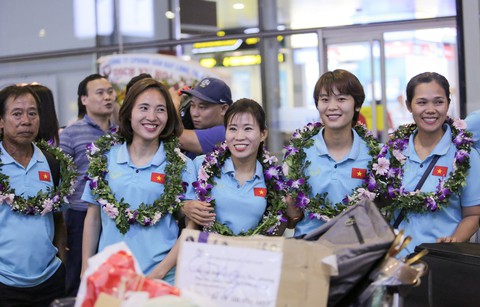Các nữ tuyển thủ vô địch Đông Nam Á về nước trong lặng lẽ - Ảnh 5. Các nữ tuyển thủ vô địch Đông Nam Á về nước trong lặng lẽ - Ảnh 5.