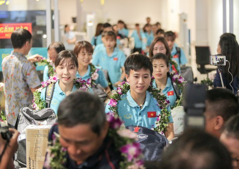 Các nữ tuyển thủ vô địch Đông Nam Á về nước trong lặng lẽ - Ảnh 2. Các nữ tuyển thủ vô địch Đông Nam Á về nước trong lặng lẽ - Ảnh 2.