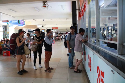 Các bến phà, bến xe chạy hết công suất phục vụ lễ 2-9 - Ảnh 1. Các bến phà, bến xe chạy hết công suất phục vụ lễ 2-9 - Ảnh 1.