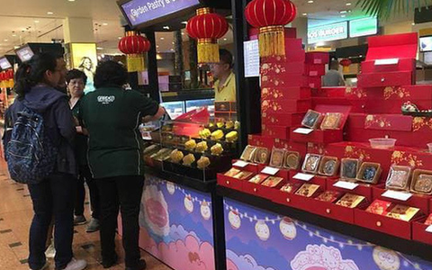 Bao bì bánh trung thu ngày càng màu mè, gây hại môi trường - Ảnh 1. Bao bì bánh trung thu ngày càng màu mè, gây hại môi trường - Ảnh 1.