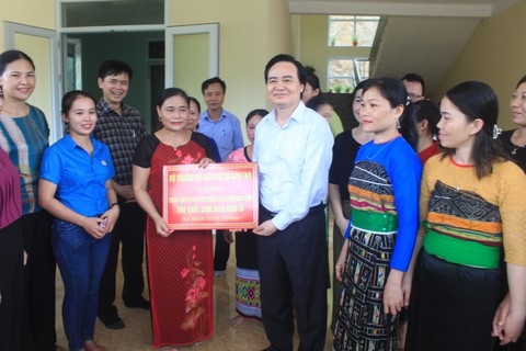Bộ trưởng Phùng Xuân Nhạ thăm, tặng quà các trường vùng lũ Quan Sơn - Ảnh 1. Bộ trưởng Phùng Xuân Nhạ thăm, tặng quà các trường vùng lũ Quan Sơn - Ảnh 1.